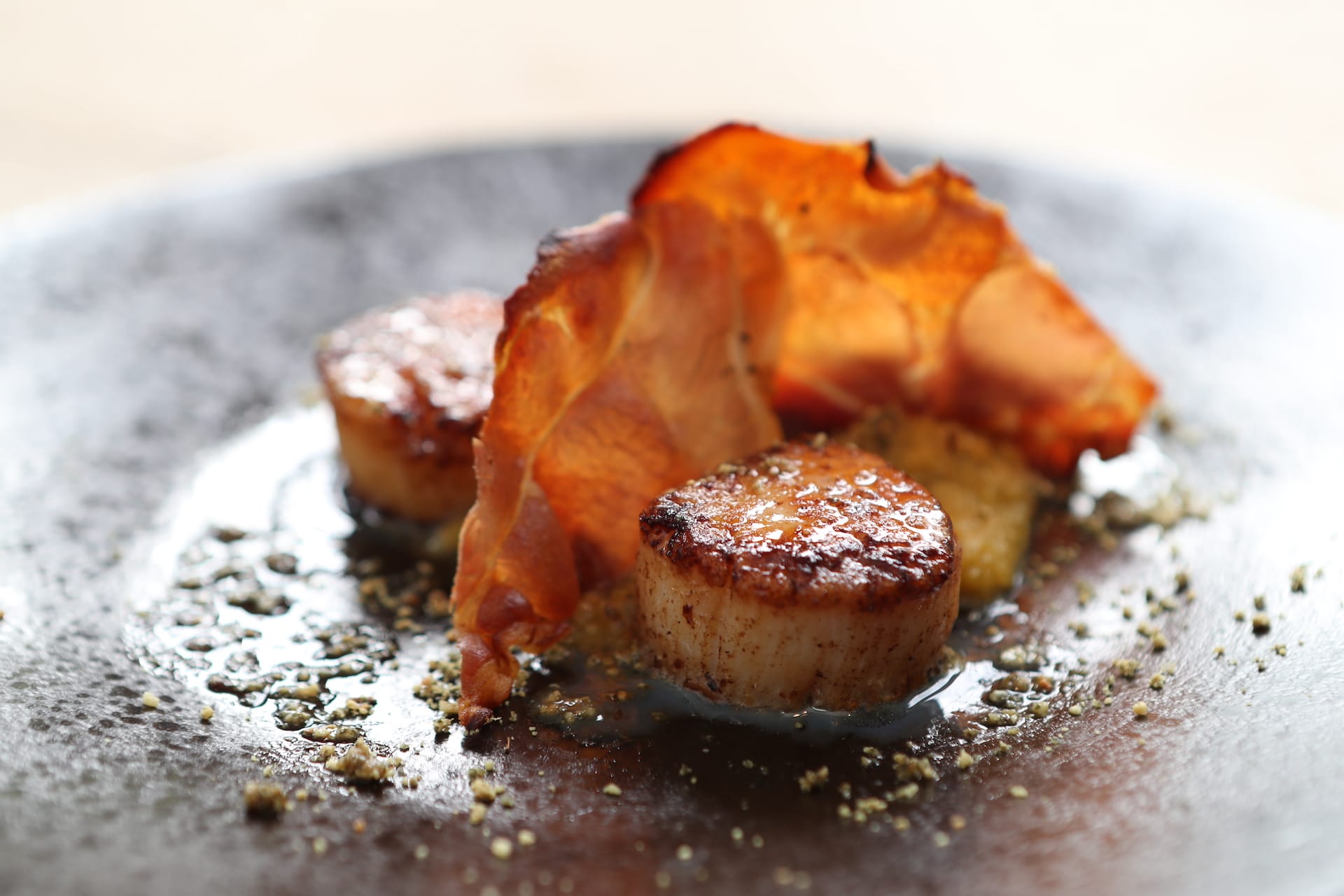 Juicy scallops with crispy bacon